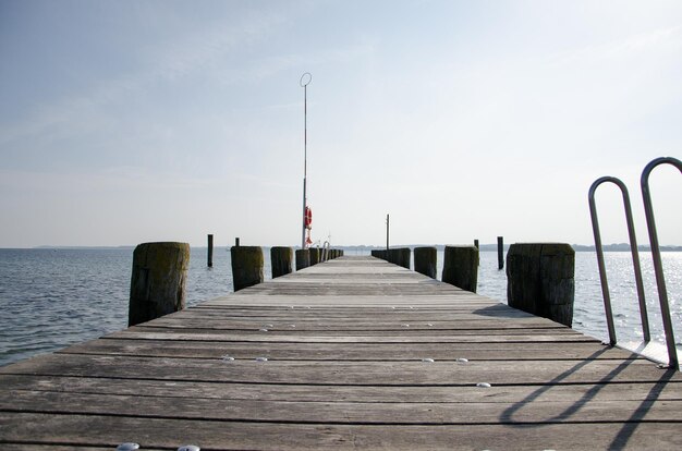 Photo pier sur la mer contre le ciel