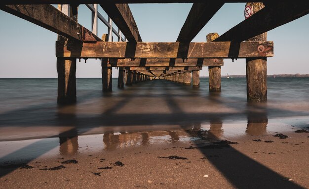 Pier sur la mer contre le ciel