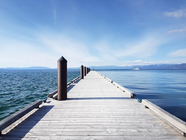 Pier sur la mer contre le ciel