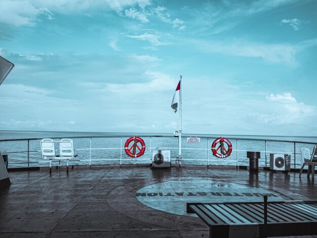 Photo pier sur la mer contre le ciel