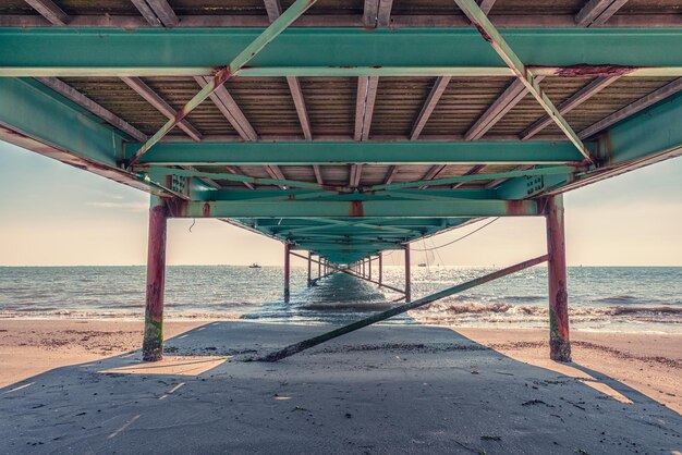 Photo pier sur la mer contre le ciel