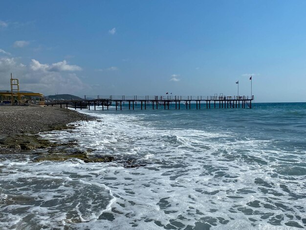 Pier panton sur la plage pour les touristes sur la mer en vacances dans le tropical oriental chaud touristique