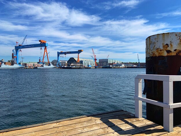 Pier par la mer contre le ciel