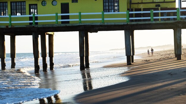 Photo pier sur la plage contre le ciel