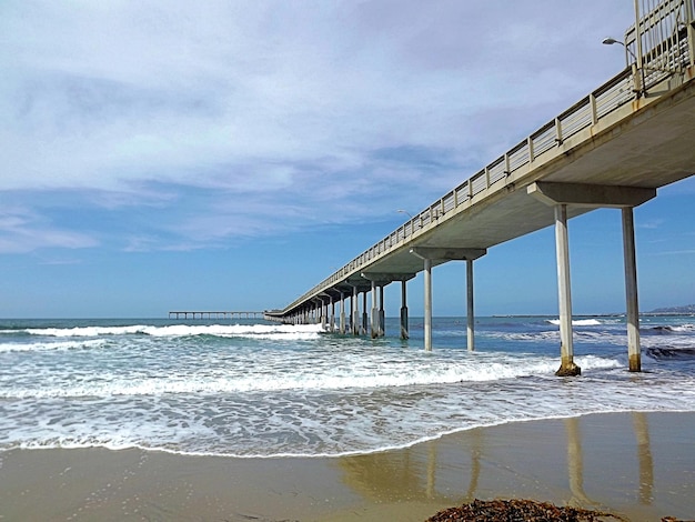 Pier sur la plage contre le ciel