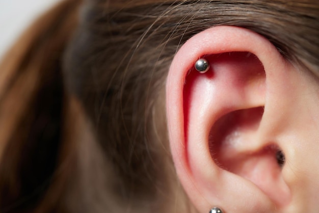 Piercings sur une conque d'oreille et piercings en hélice se bouchent