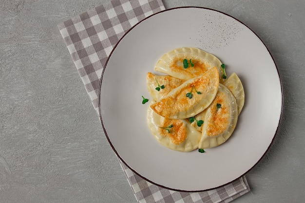 Pierogi un plat traditionnel de boulettes de cuisine polonaise vue de dessus gros plan aucun peuple