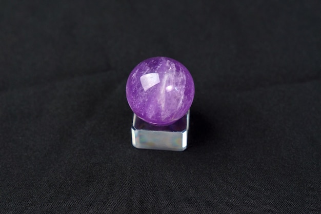 Pierre d'améthyste cadre en pierre de cristal lâche de couleur violette pour la fabrication de bijoux Fond noir