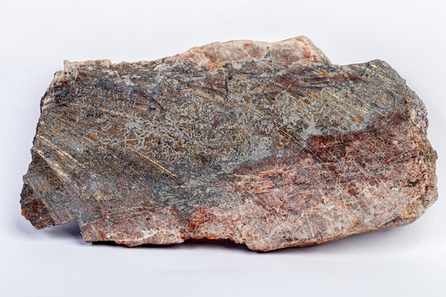 Pierre de bismuth minéral macro sur hartenstein schacht sur fond blanc