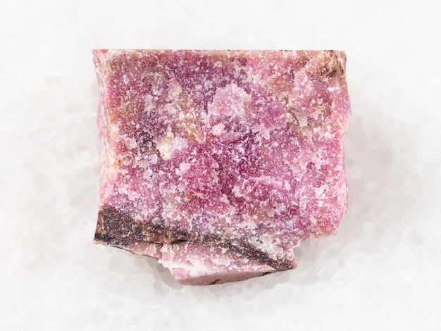 Pierre brute de rhodonite sur blanc