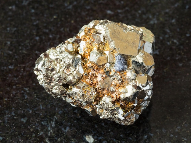 Pierre cristalline de pyrite de fer sur le noir