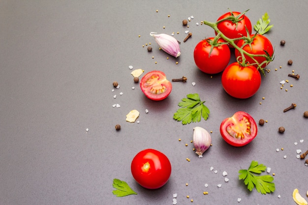 Pierre à cuire aux épices, herbes, tomates