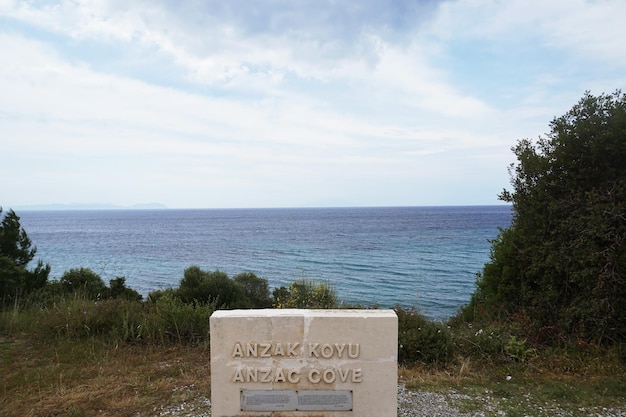 Photo la pierre du nom de la crique d'anzac à gallipoli