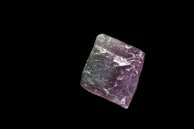 Pierre de fluorite minérale macro sur fond noir