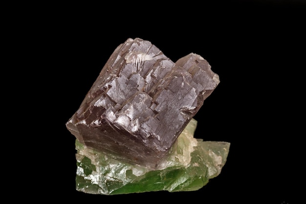 Pierre de fluorite minérale macro sur fond noir