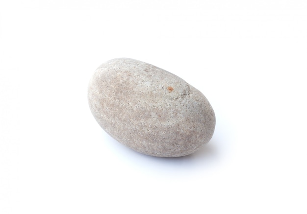 Pierre de galets, tas de pierres isolé sur fond blanc, galets de mer