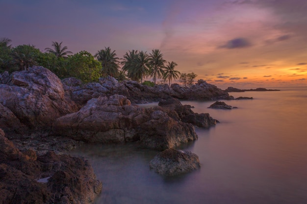 Photo la pierre de keramat de l'île laut