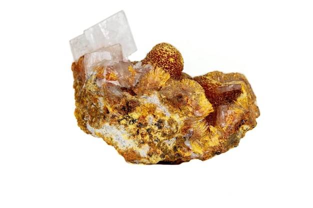 Pierre macro orpiment minéral sur fond blanc