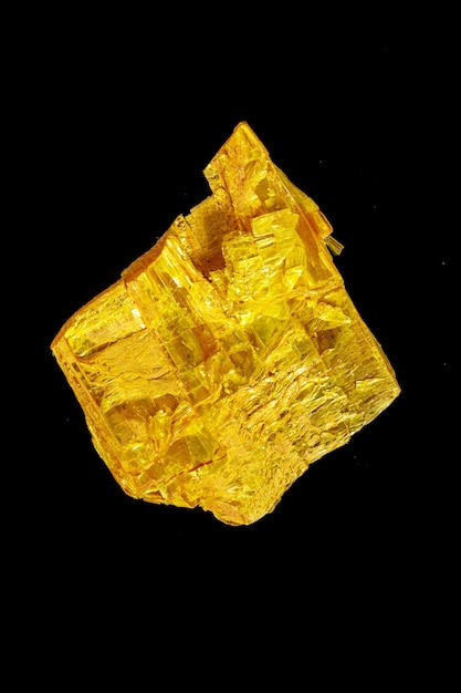 Pierre macro orpiment minéral sur fond noir