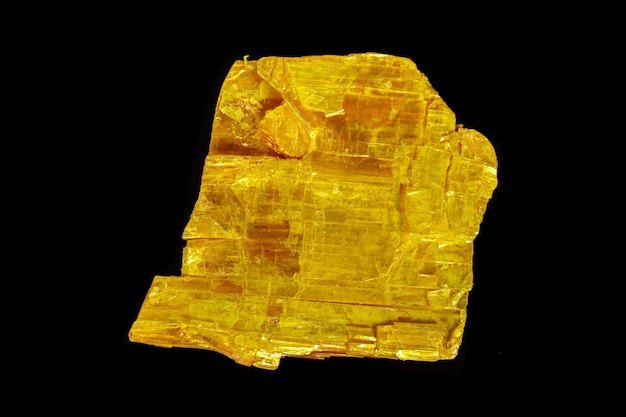 Pierre macro orpiment minéral sur fond noir