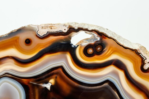 Pierre minérale Agate macro sur fond blanc