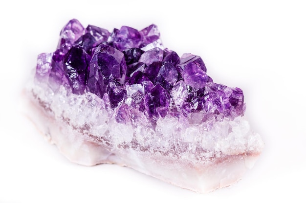 Pierre minérale macro améthyste violette en cristaux sur fond blanc