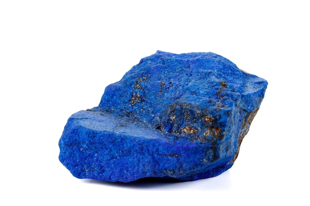 Pierre minérale macro azurite avec inserts en pyrite sur fond blanc