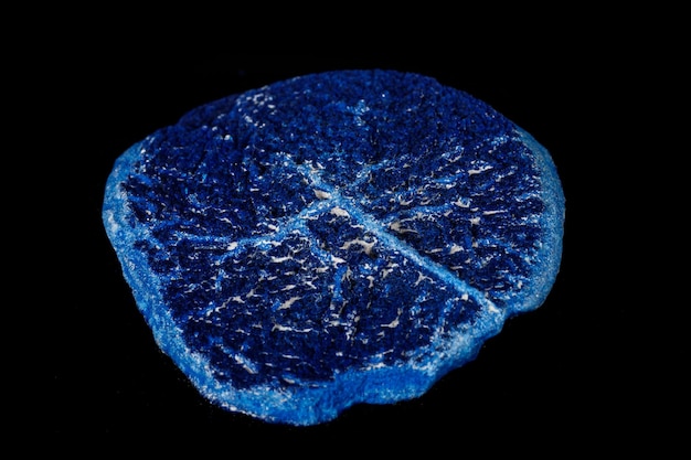 Pierre minérale macro azurite en siltite sur fond noir