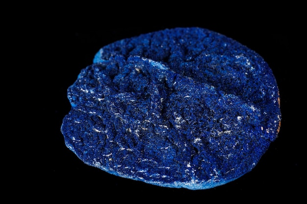 Photo pierre minérale macro azurite en siltite sur fond noir