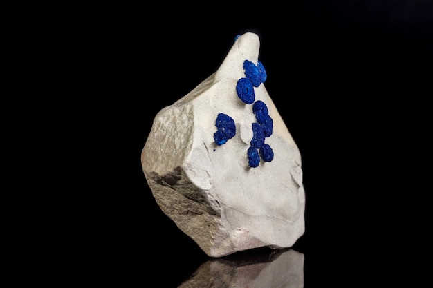 Pierre minérale macro azurite en siltite sur fond noir