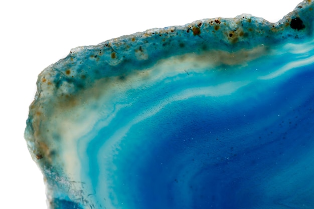 Pierre minérale macro Blue Agate race un fond blanc