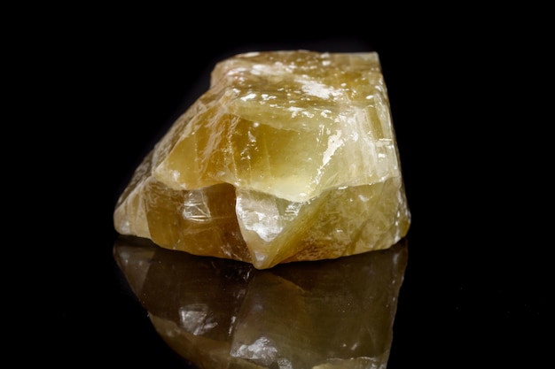 Pierre minérale macro calcite jaune sur fond noir