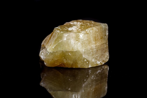 Pierre minérale macro calcite jaune sur fond noir