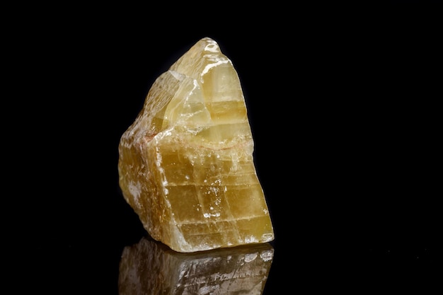 Pierre minérale macro calcite jaune sur fond noir