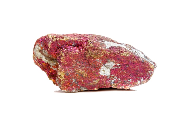 Pierre minérale macro Chalcopyrite dans la roche sur fond blanc