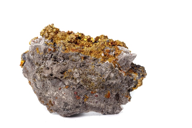 Pierre minérale macro Chalcopyrite sur fond blanc