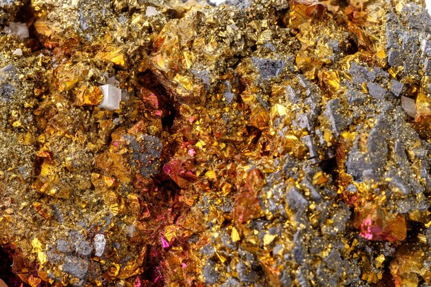 Pierre minérale macro Chalcopyrite sur fond blanc