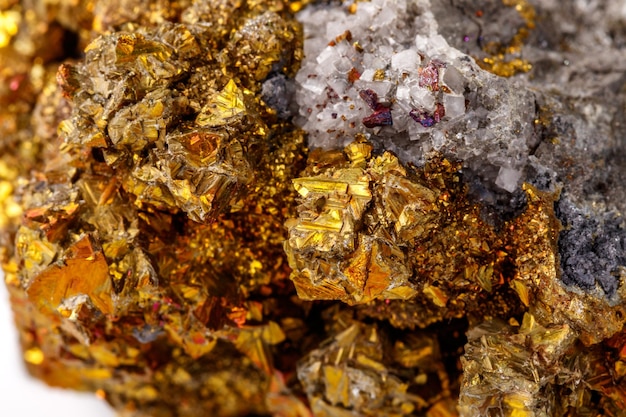 Pierre minérale macro Chalcopyrite sur fond blanc