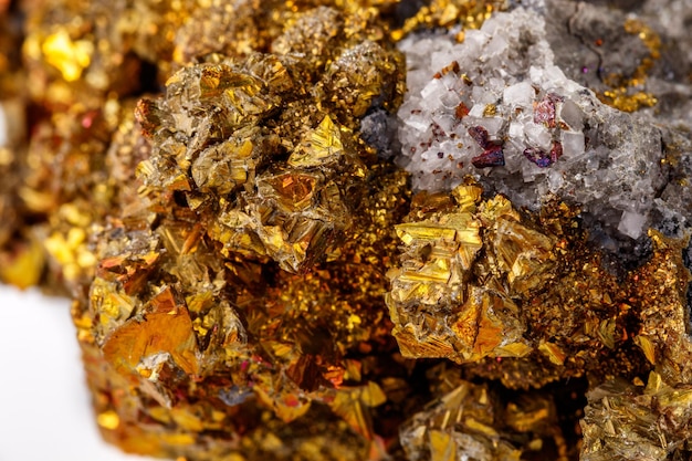 Pierre minérale macro Chalcopyrite sur fond blanc