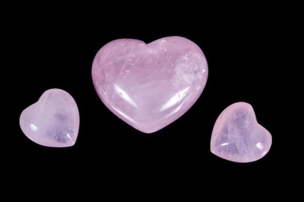 Pierre minérale macro coeur quartz rose sur fond noir