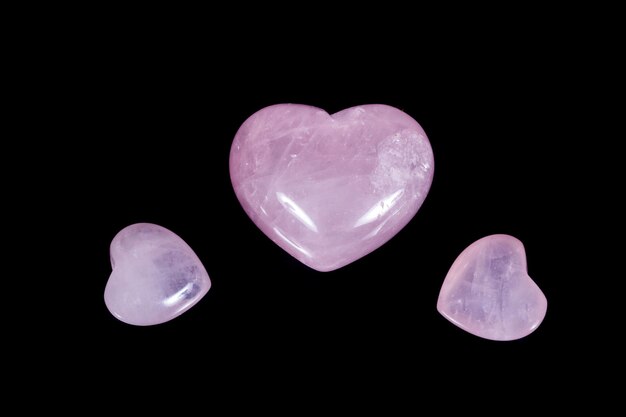 Pierre minérale macro coeur quartz rose sur fond noir