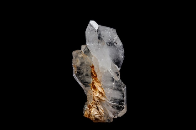 Pierre minérale macro Cristal aplati de cristal de roche sur fond noir