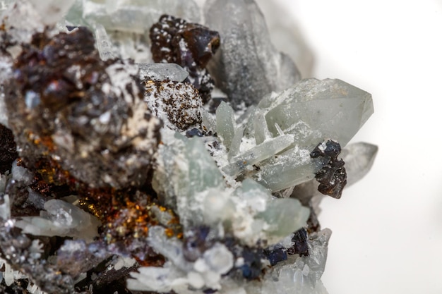 Pierre minérale macro Drusus quartz avec sphalérite dans la roche un fond blanc