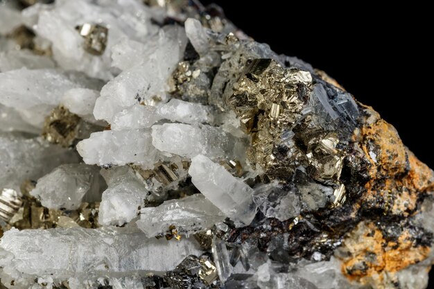 Pierre minérale macro galène sphalérite quartz pyrite sur fond noir