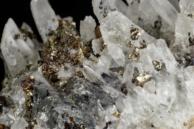 Pierre minérale macro galène sphalérite quartz pyrite sur fond noir