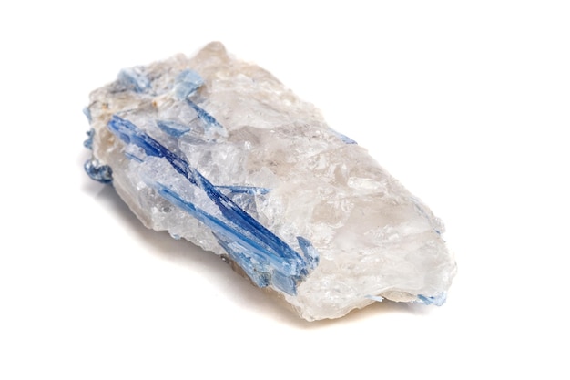 Pierre minérale macro Kyanite un fond blanc