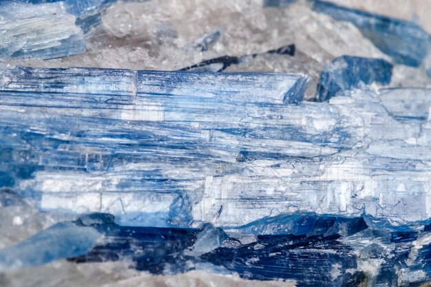 Photo pierre minérale macro kyanite un fond blanc