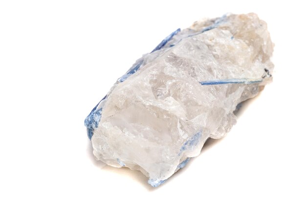 Pierre minérale macro Kyanite un fond blanc