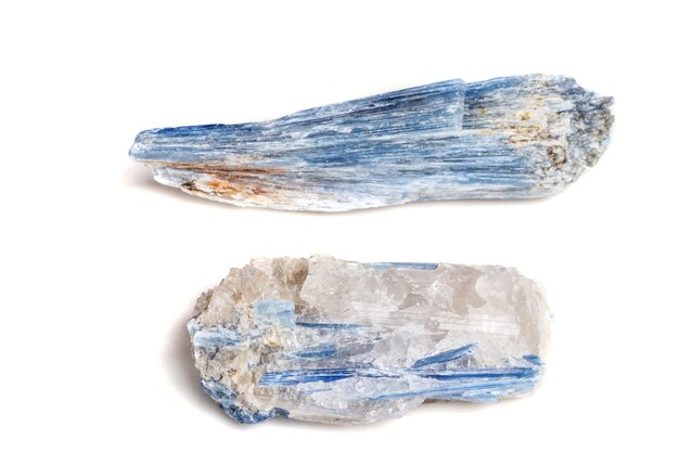 Pierre minérale macro Kyanite un fond blanc