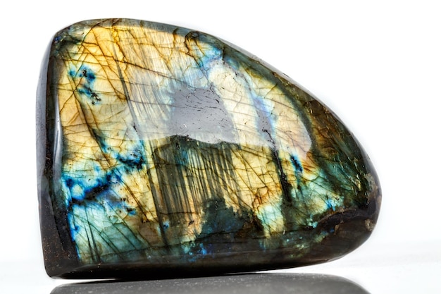 Pierre minérale macro Labradorite sur fond blanc